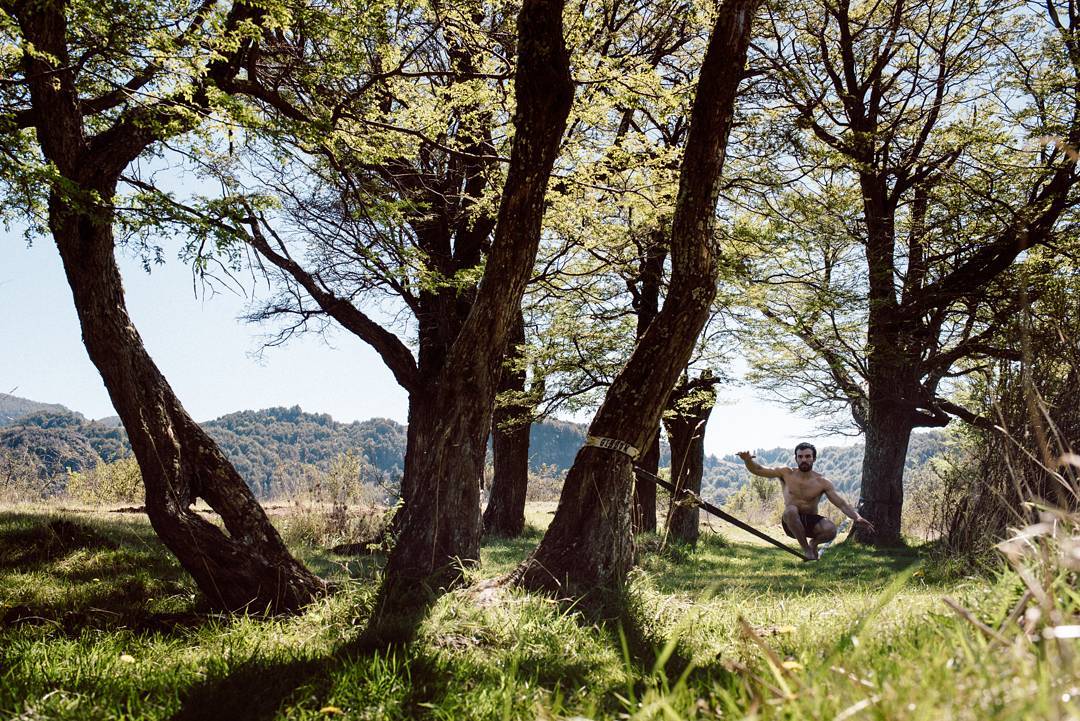 Slackline entre árboles nativos en los alrededores del Fundo La Pampita, Aysén